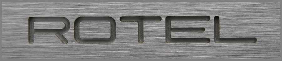 Rotel RA-1570 Entegre Amplifikatör logo detayı fırçalanmış metal.