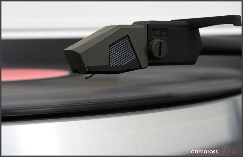 Pioneer PL-960 pikap iğnesi ve plak çalarken yakın çekim.