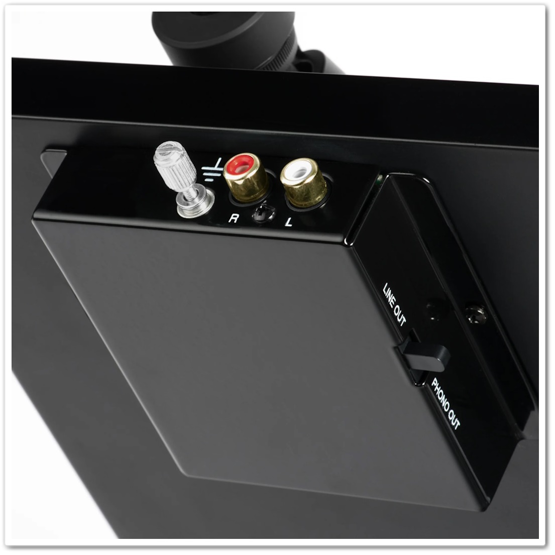 Triangle Lunar 3 pikap toprak vidası ve Line/Phono çıkış anahtarı.