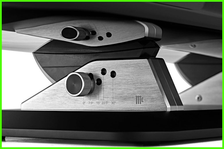 McIntosh XCS1.5K hoparlör ayar mekanizması yakın çekim, açılı ayar düğmesi.