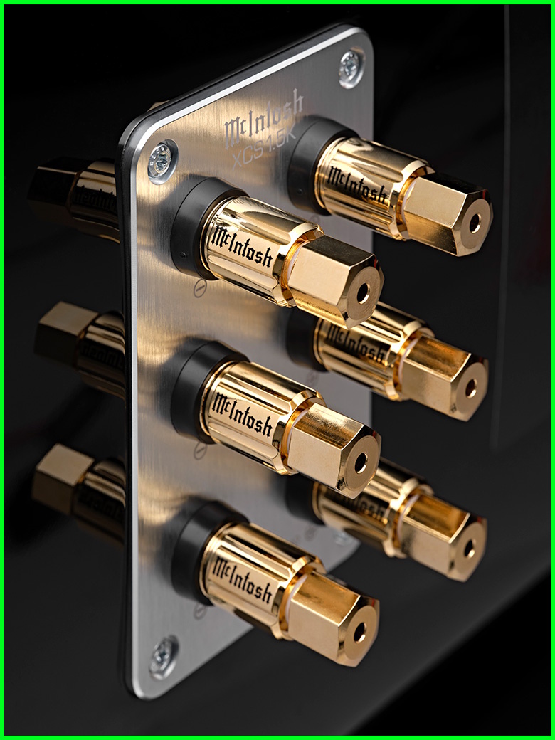 McIntosh XCS1.5K altin kaplama hoparlör terminalleri yakın çekim.
