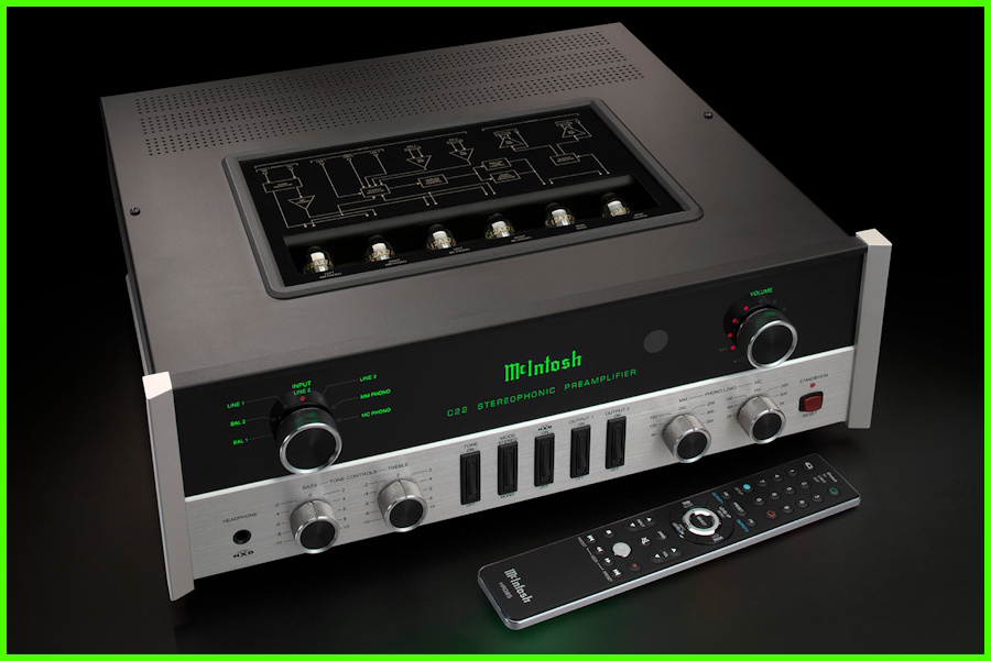McIntosh C22 MKV Preamplifikatör ve uzaktan kumanda ön görünüm.