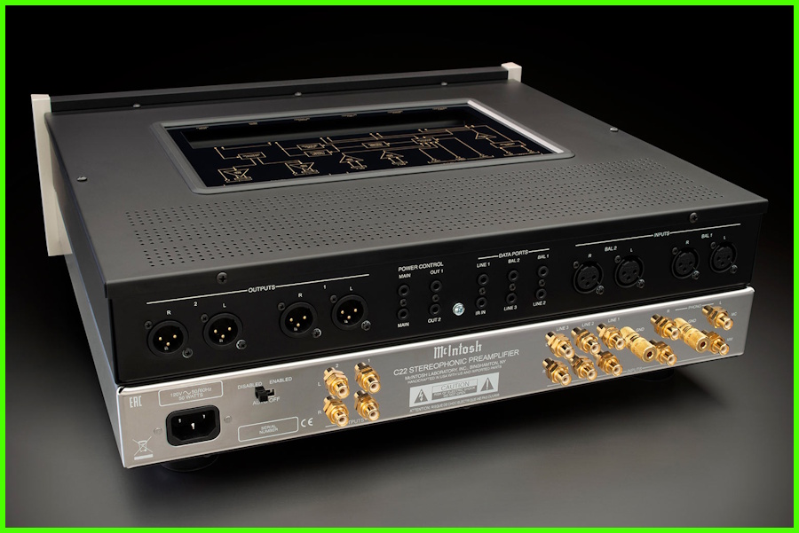 McIntosh C22 MKV Preamplifikatör arka bağlantı portları ve şasisi.