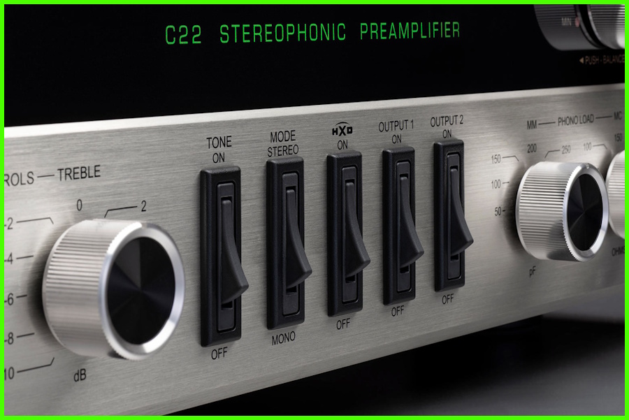 McIntosh C22 MKV Preamplifikatör ön panel detayları ve düğmeleri