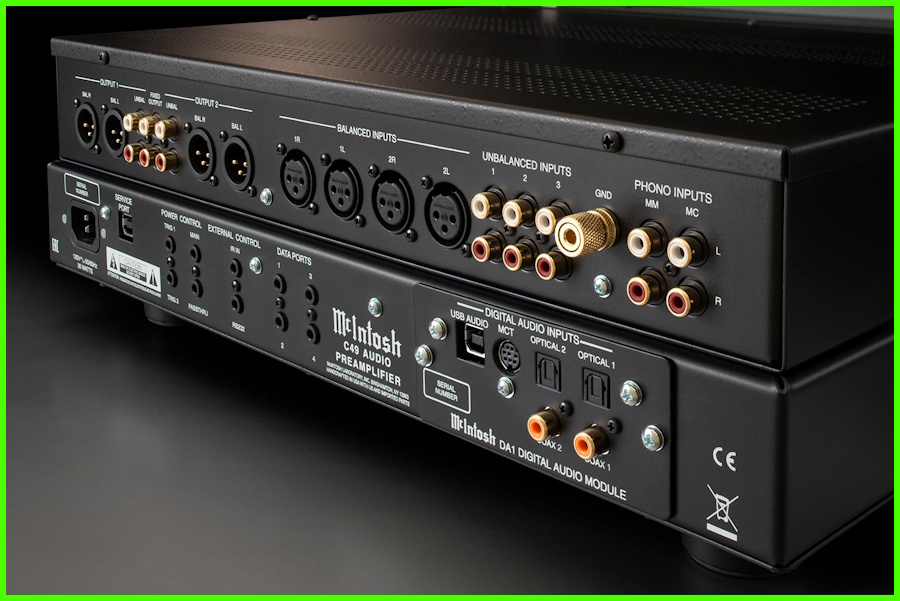 McIntosh C49 Preamplifikatör arka bağlantı portları ve DA1 modülü.