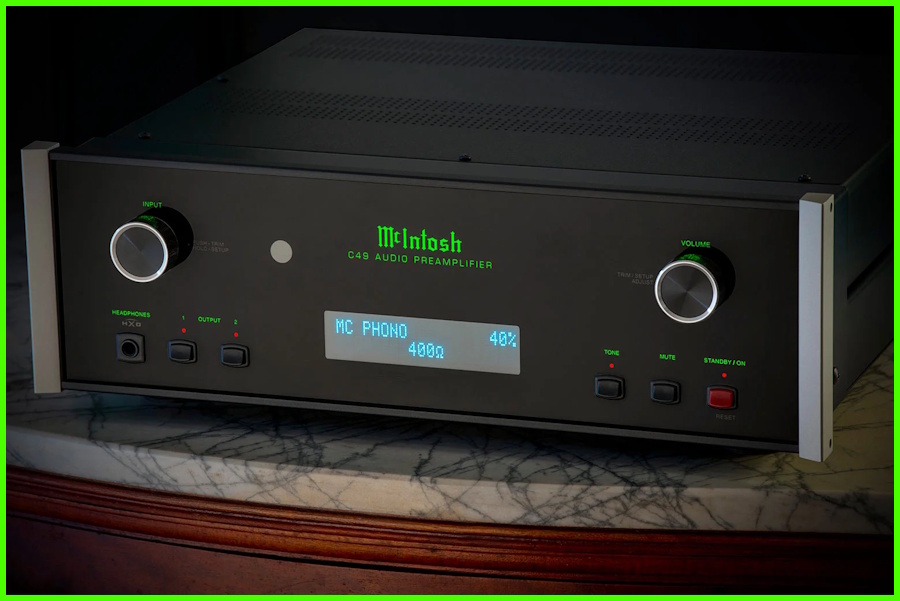 McIntosh C49 Audio Preamplifikatör ön panel ve ekran detayı
