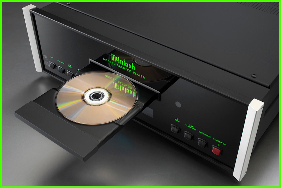 McIntosh MCD350 SACD/CD Çalar, açık tepsili ve diskli yakın çekim.