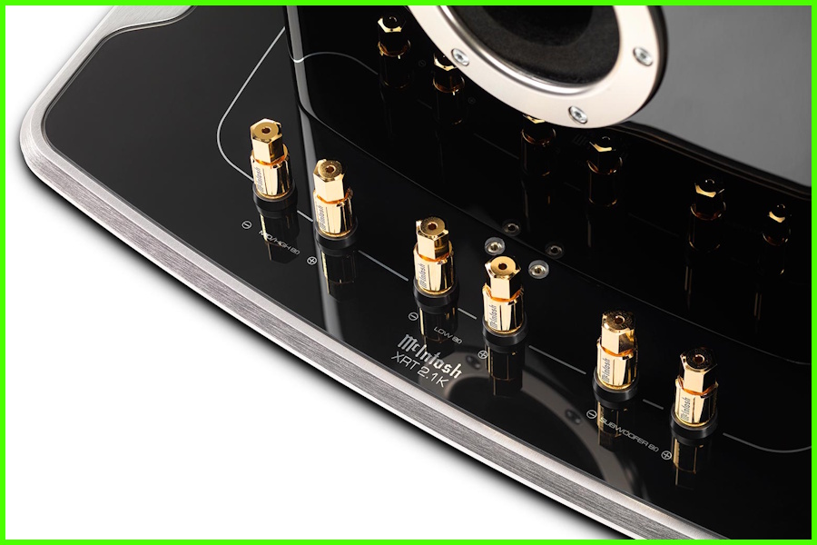 McIntosh XRT2.1K hoparlör altın kaplama bağlantı terminalleri detayı.