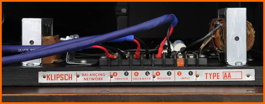 Klipsch Belle Type AA hoparlör iç kablolama ve bağlantı paneli detayı.
