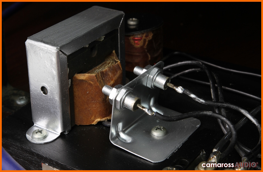 Klipsch Belle hoparlör iç bileşenleri, transformatör ve kablo bağlantıları.