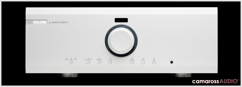 Musical Fidelity M6si500 beyaz stereo amfi ön panel görünümü.