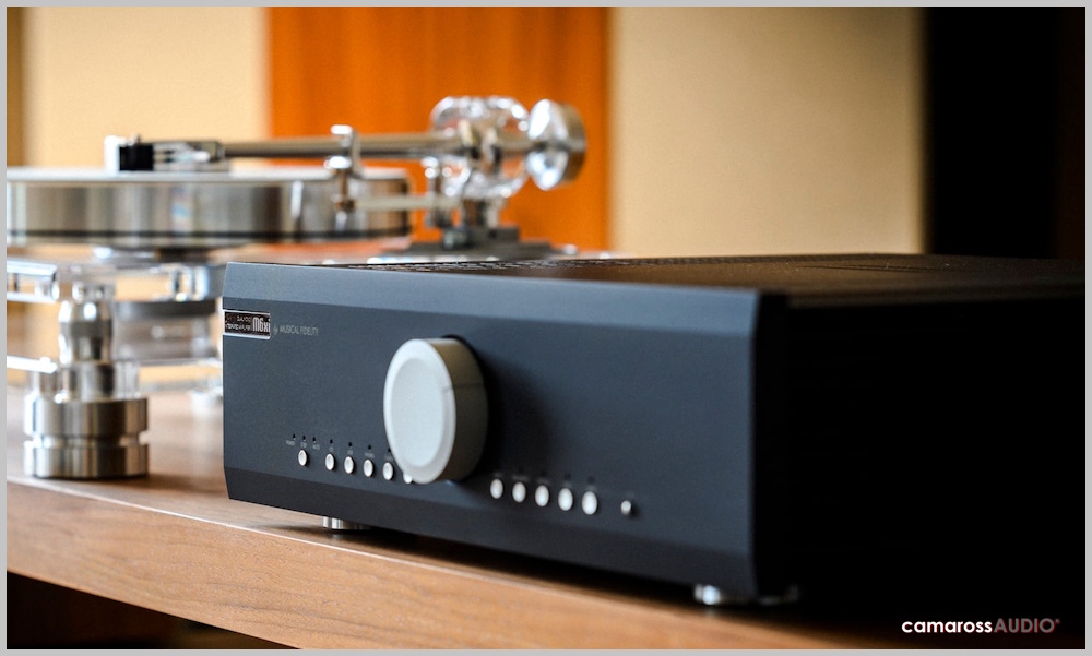 Musical Fidelity M6xi entegre amplifikatör siyah ön panel detayları.