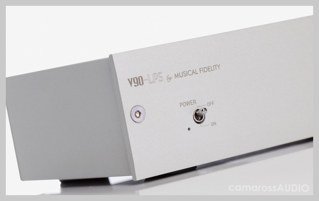 Musical Fidelity V90-LPS güç anahtarı ve model yazısı detaylı görünüm.