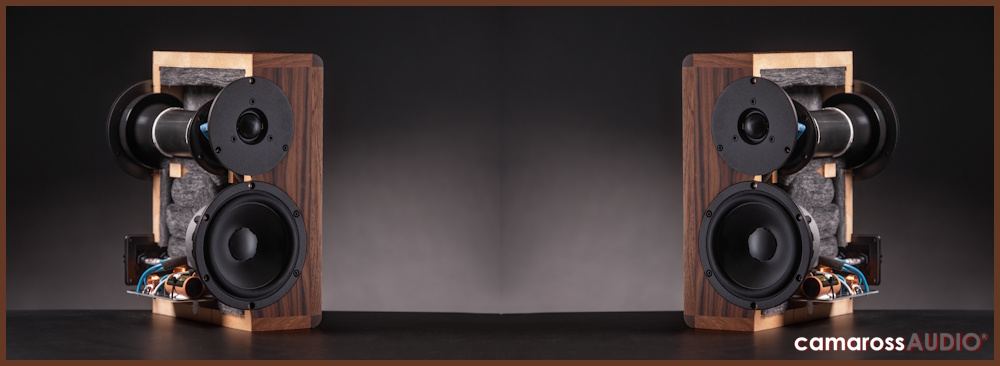 Dynaudio Legend iç bileşenleri açıkta ahşap kasa demo.