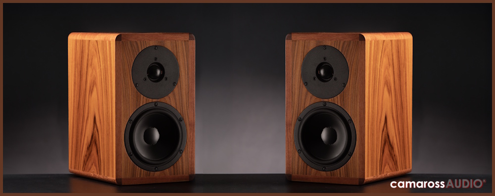 Dynaudio Legend ahşap kaplama hi-fi hoparlör çifti koyu arka plan üzerinde