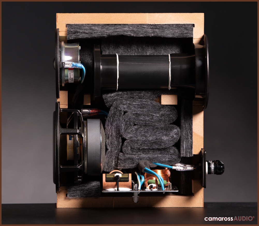 Dynaudio Legend hoparlör içi kesit: Sürücüler, kablolama ve ses yalıtımı.