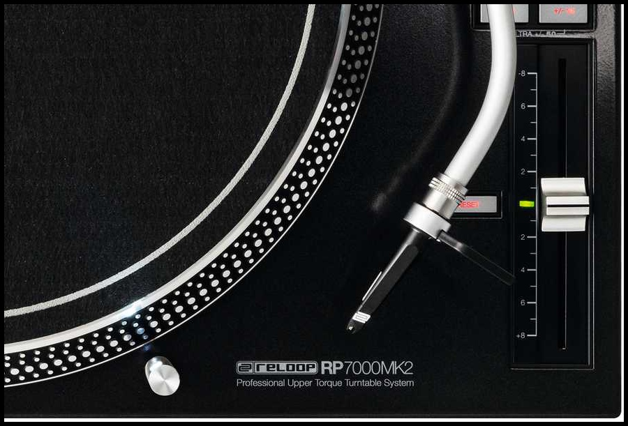 Reloop RP-7000 MK2 pikap yakın çekim, ton kolu ve pitch fader.