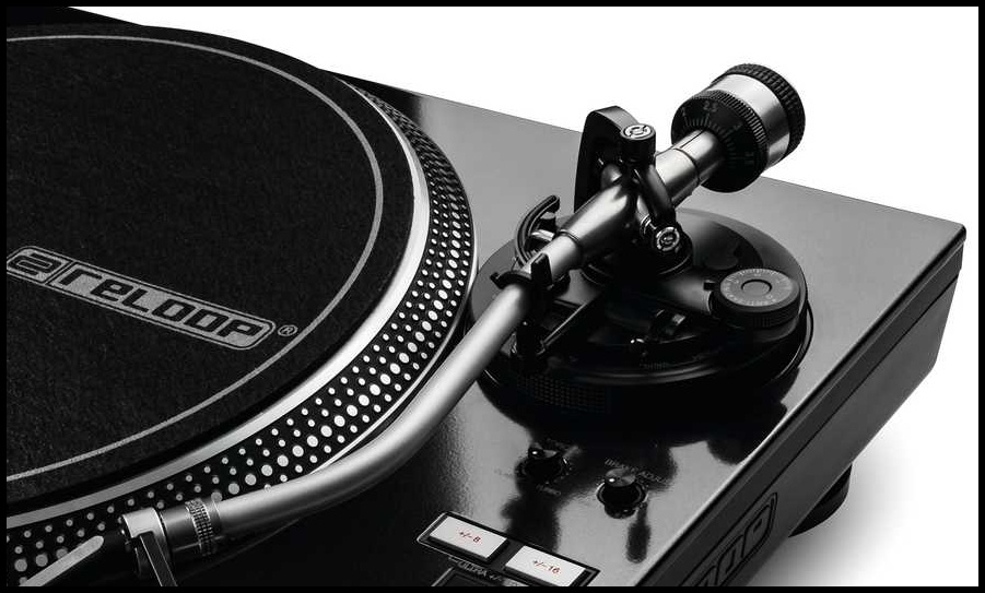 Reloop RP-7000 MK2 pikap, parlak siyah gövde ve metal kol detayı.