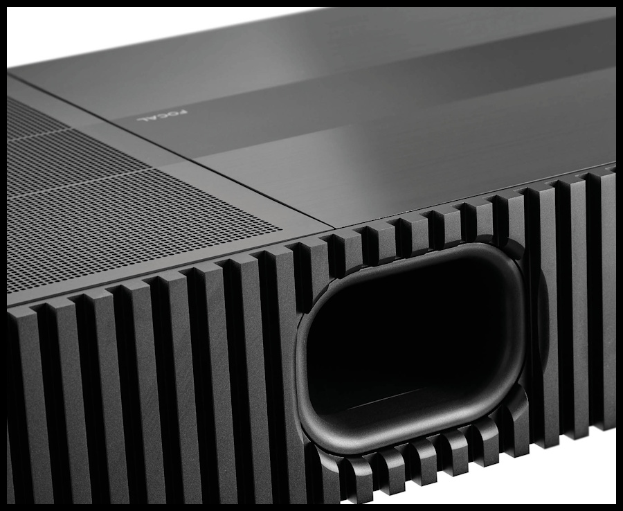 Mu-so Hekla subwoofer portu, dikey kanatlı siyah kasa detayı.