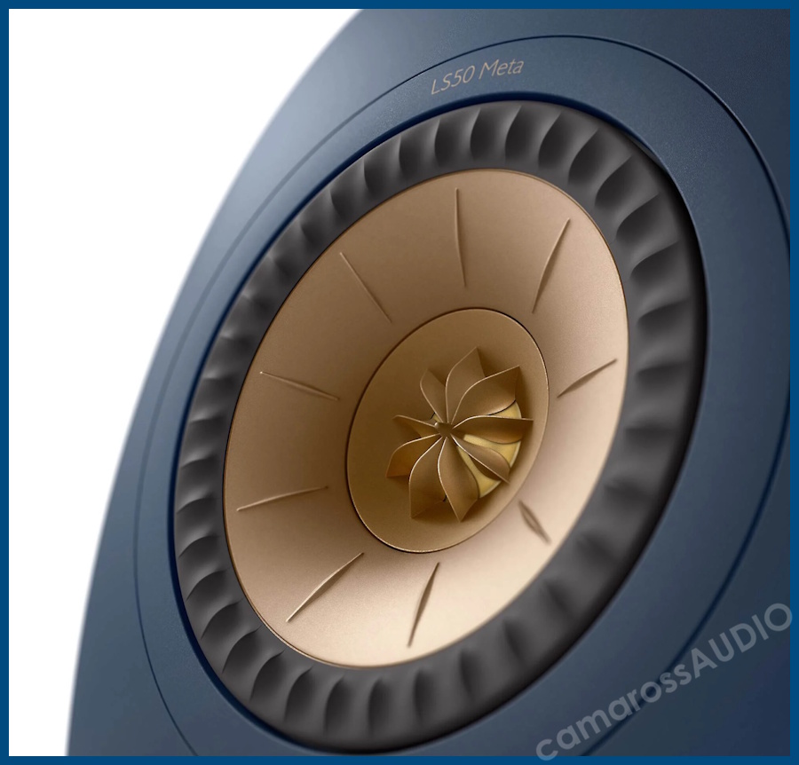 KEF LS50 Meta hoparlör mavi kabinli altın renkli Uni-Q sürücü detayı.