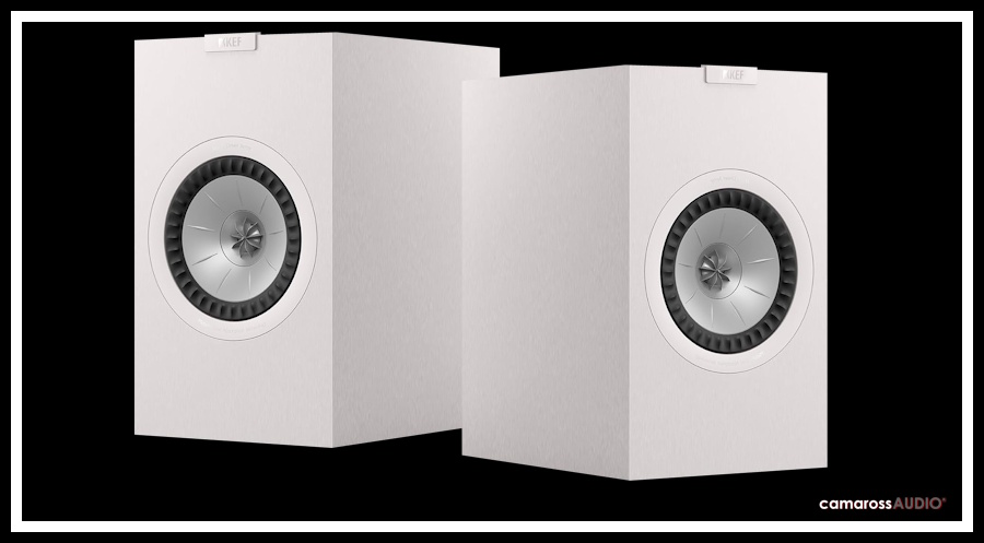 KEF Q3 Meta beyaz kitaplık hoparlör çifti ön görünüm.