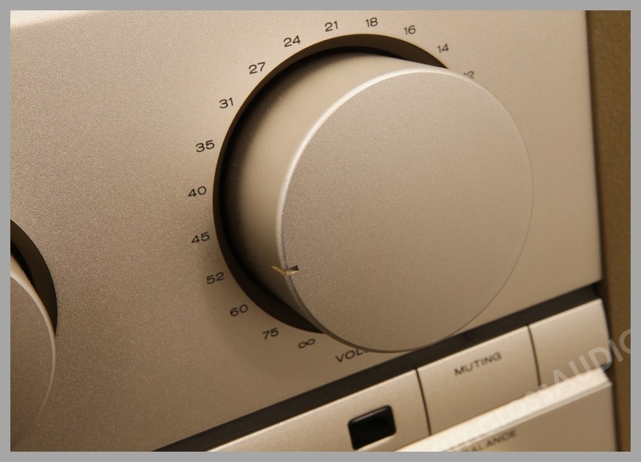 Marantz PM-82 amplifikatör ses (volume) düğmesi yakın plan.