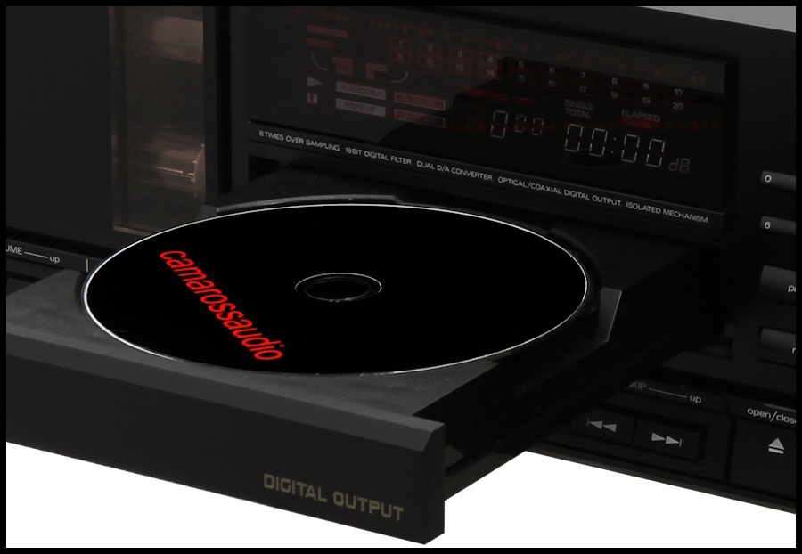 Luxman D-105u CD çalar, açık tepsisinde CD gösterimi.