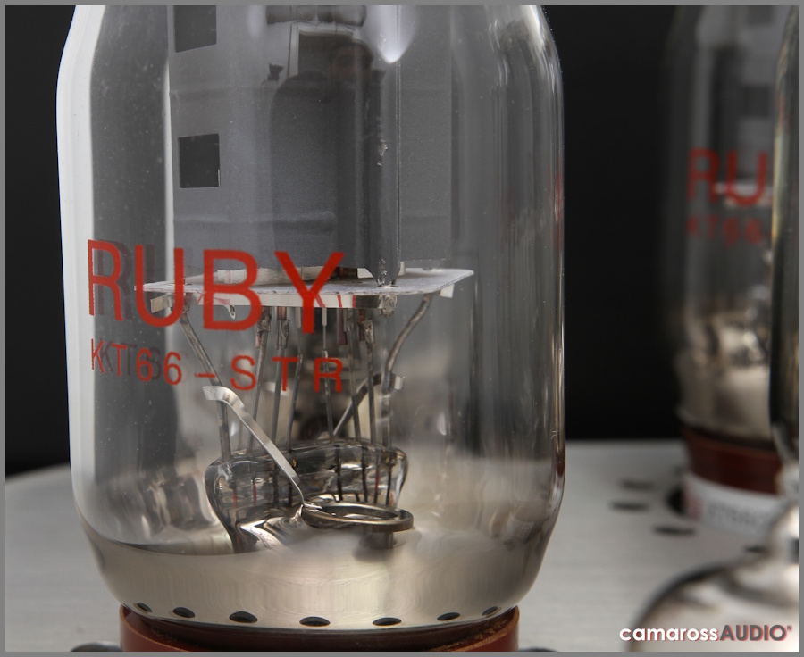Synthesis Action A100 Titan için Ruby KT88-STR vakum tüpü detayı.