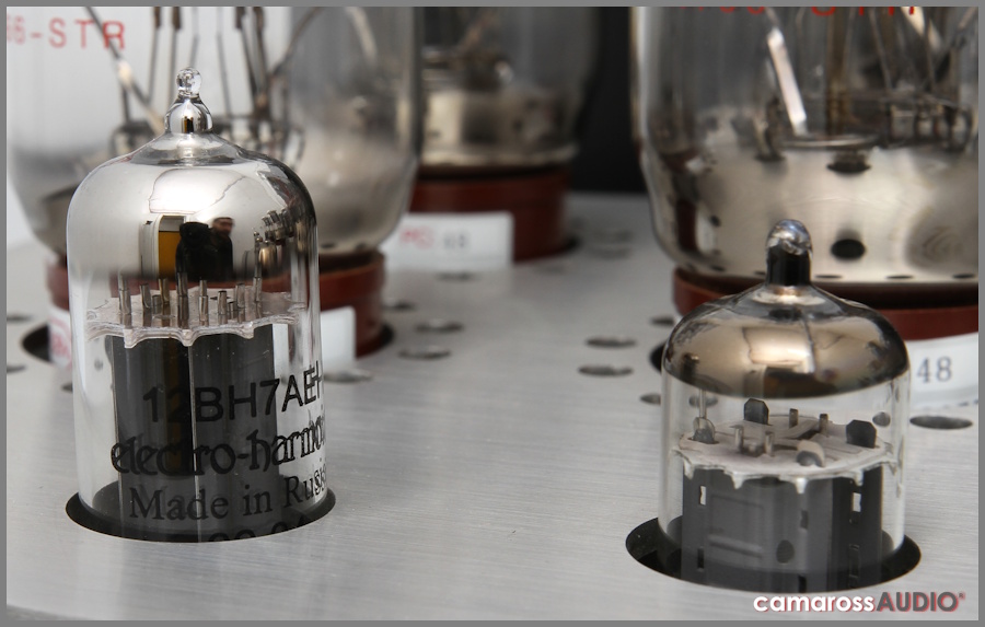 Synthesis Action A100 Titan tüp amfi vakum tüpleri yakın çekim.