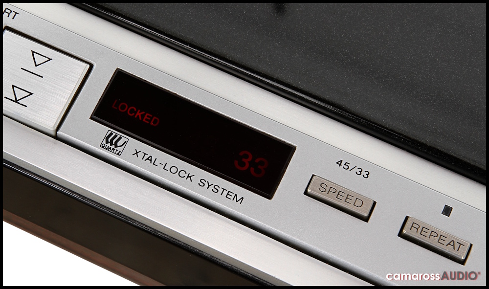 Sony PS-X75 pikap Xtal-Lock göstergesi ve hız ayarı detayı.