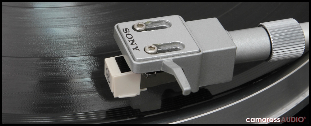 Sony PS-X75 pikap iğnesi ve kartuşunun plak üzerindeki yakın çekimi.