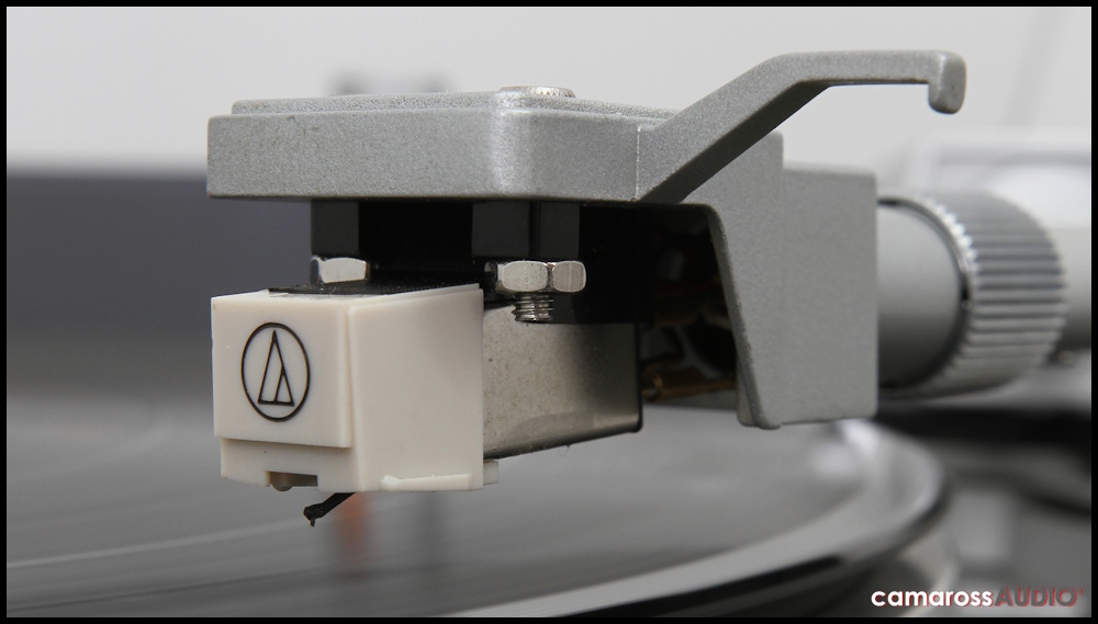 Sony PS-X75 pikap için Audio-Technica iğneli kartuş detayı.