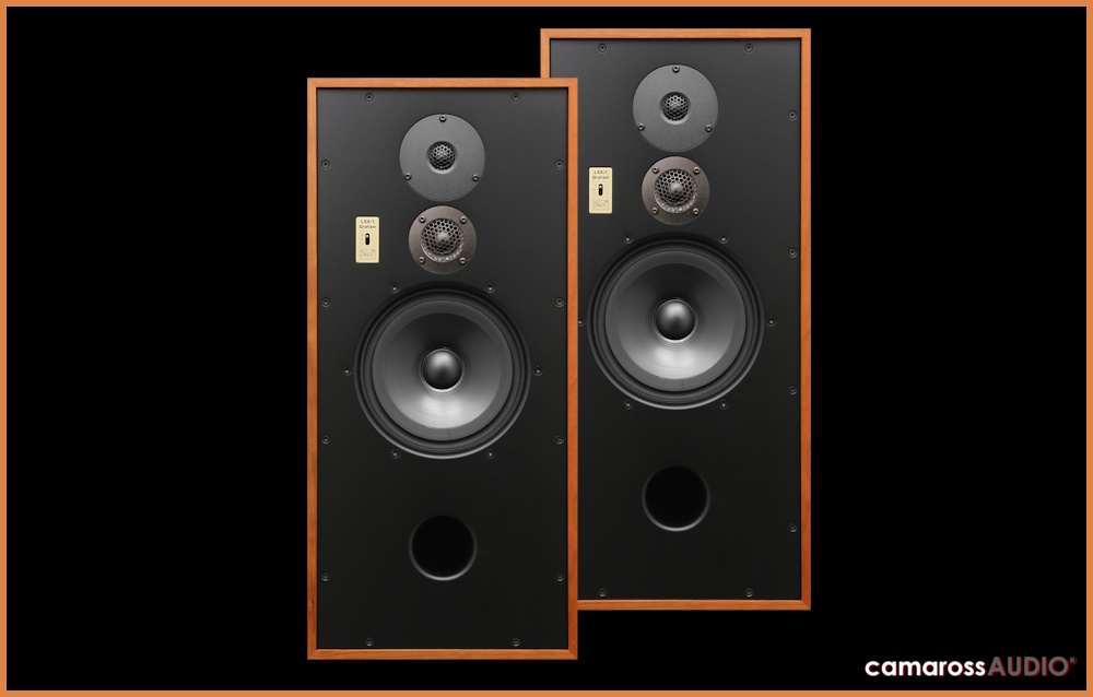 Graham Audio LS8/1 hoparlör çifti, ahşap çerçeveli, siyah panel.