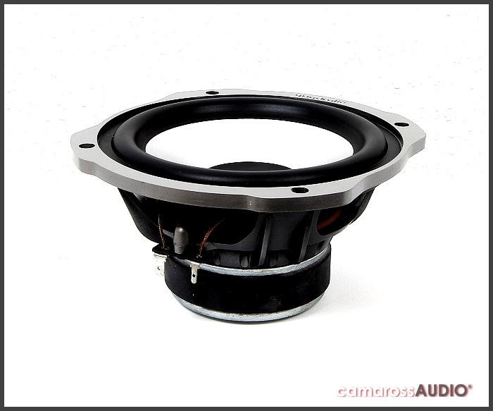 Quadral Argentum 490 woofer hoparlör sürücüsü, beyaz arka plan üzerinde.