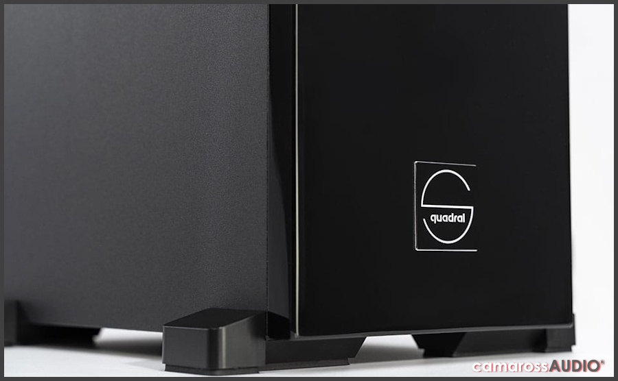 Quadral Signum 70 hoparlör siyah parlak ön panel ve logo detayı.