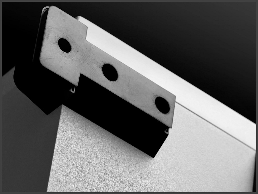 Quadral Signum 70 hoparlör metal montaj aparatı detayı.
