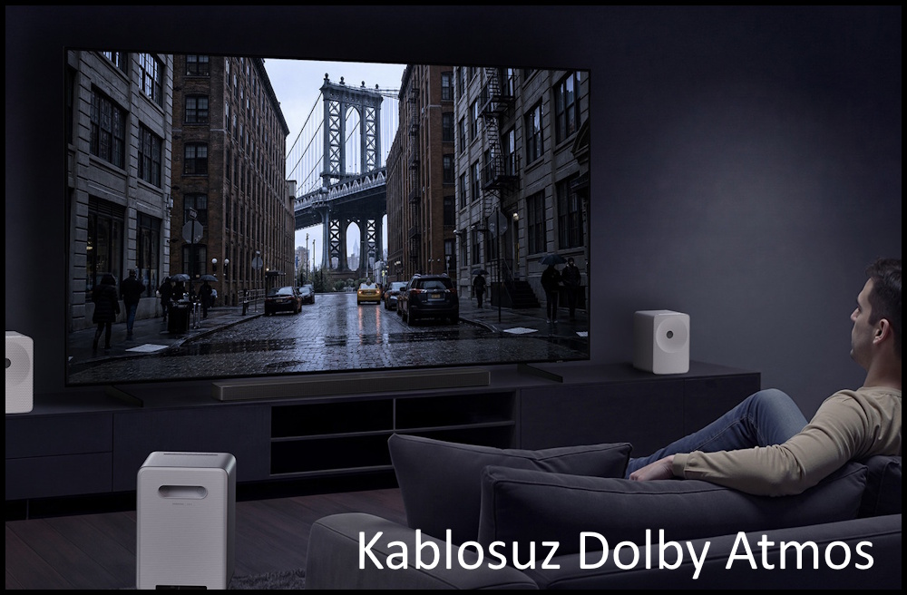 Samsung Music Studio 7 ile Kablosuz Dolby Atmos deneyimi yaşayan izleyici.