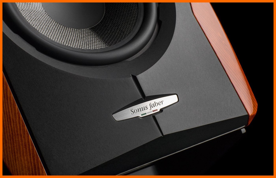 Sonus faber Ex3ma hoparlör, ahşap kenar ve logo detayı.