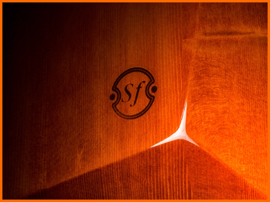 Sonus faber Ex3ma ahşap dokusu ve 'Sf' logosu detayı.
