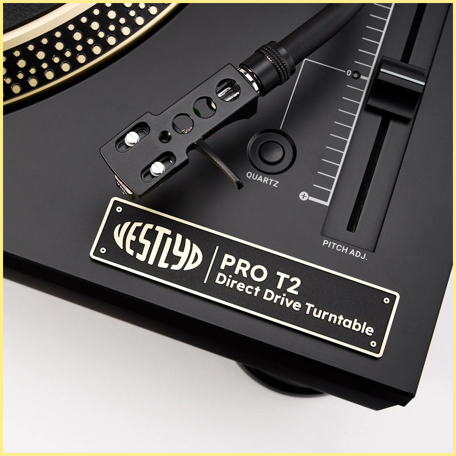 Vestlyd PRO T2 Direct Drive Turntable yakın çekim plaka oynatıcı detayları.