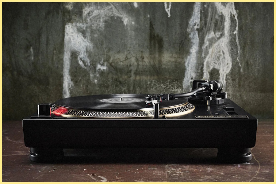 Vestlyd PRO T2 DD Turntable siyah renkli, plak çalan profesyonel pikap.