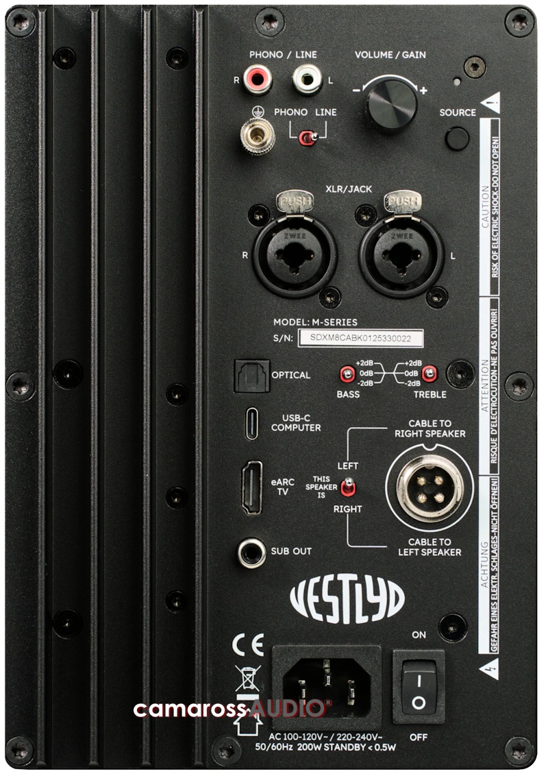 Vestlyd M8C Power Monitor arka bağlantı paneli, XLR, USB-C ve Phono girişleri.