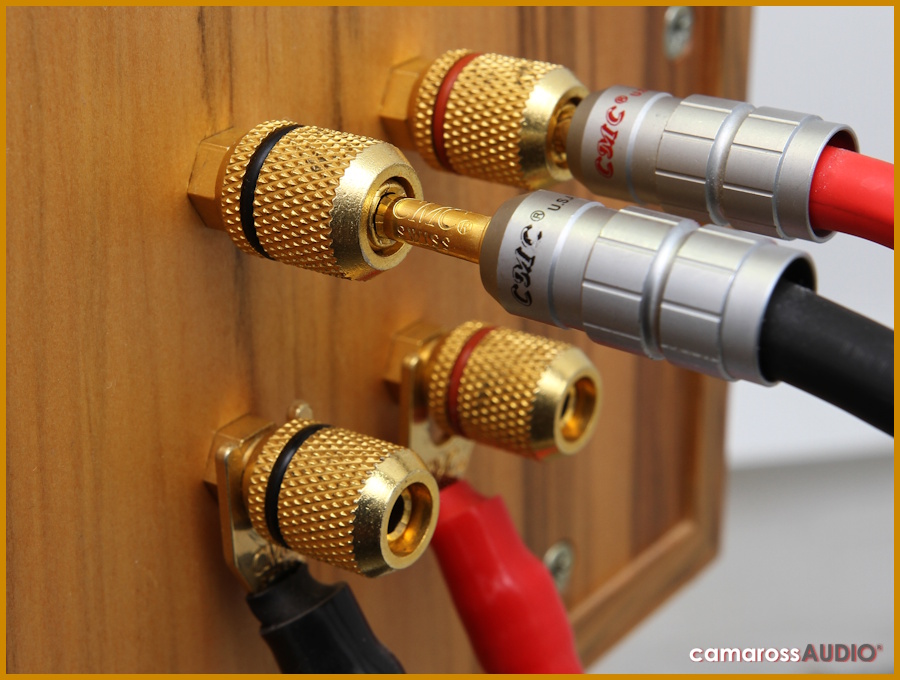 Stirling LS3/5a V2 hoparlör terminali ve altın kaplama banana jak bağlantıları.